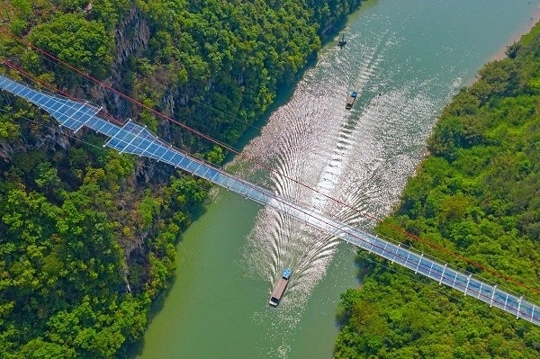 Bạn có dám thử đi qua cây cầu kính phá kỷ lục ở Trung Quốc này?