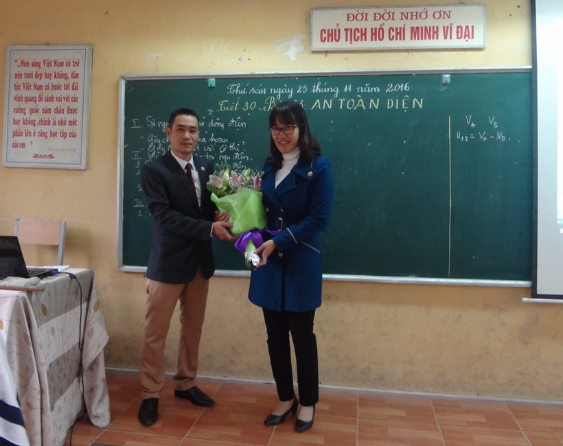 Thầy Long nhận hoa chúc mừng từ đồng nghiệp.