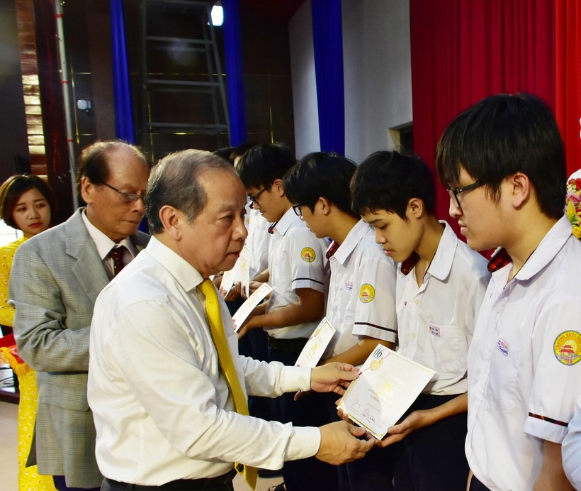 Chủ tịch UBND tỉnh Phan Ngọc Thọ trao học bổng Vallet năm 2020 cho các em học sinh, sinh viên tài năng của Huế