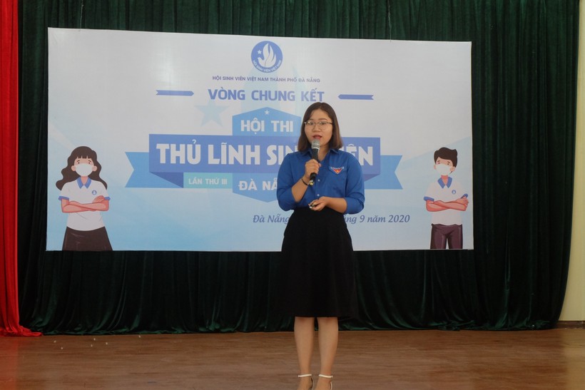 Thí sinh Tống Thị Thanh Tuyền – Đại học Kinh tế (Đại học Đà Nẵng) đang trình bày phần thi của mình.