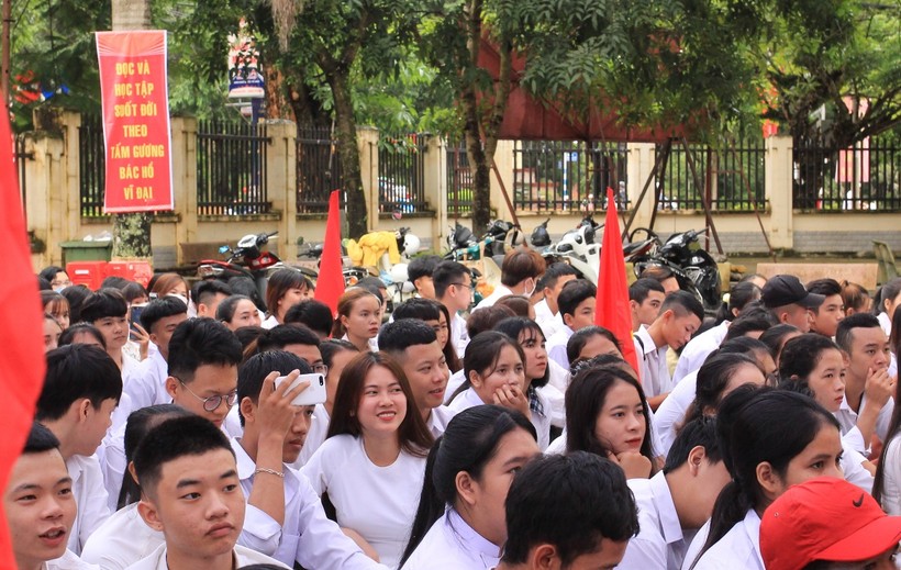 Các học sinh, sinh viên trên địa bàn thành phố Buôn Ma Thuột tham dự khai mạc Tuần lễ hưởng ứng học tập suốt đời năm 2020