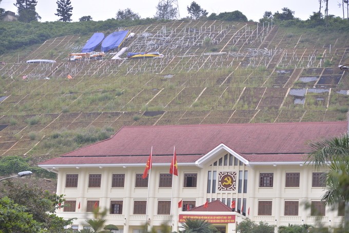 Dự án lắp dựng khẩu hiệu được thi công trên đồi Ông Tượng, phía sau trụ sở Tỉnh uỷ, UBND tỉnh Hoà Bình. Ảnh: Gia Chính
