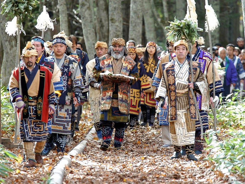 Lễ hội Marimo của người Ainu diễn ra hàng năm.