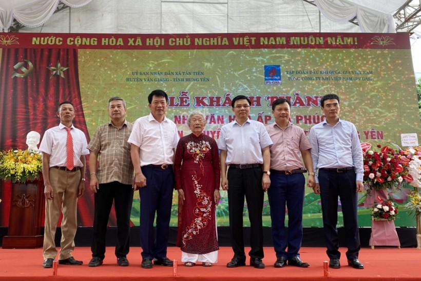 Các đại biểu chụp hình lưu niệm cùng cụ bà Hoàng Thị Phượng – Anh hùng Lực lượng vũ trang nhân dân