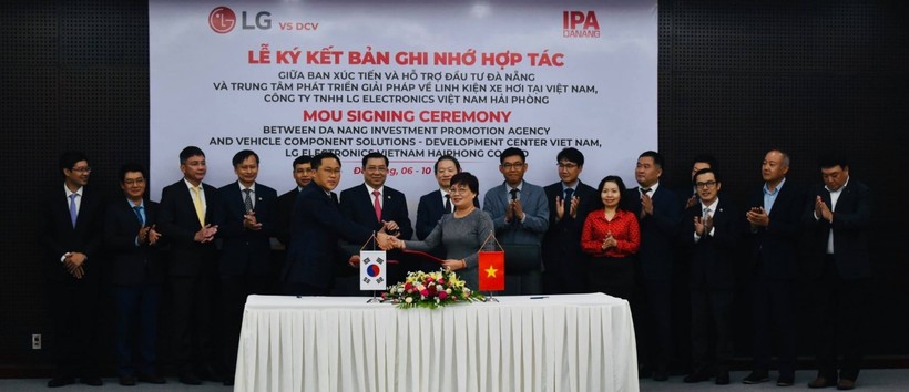 Đại diện Ban xúc tiến và hỗ trợ đầu tư Đà Nẵng và Trung tâm phát triển giải pháp về linh kiện xe hơi tại Việt Nam thuộc Công ty TNHH LG Electronics Việt Nam Hải Phòng (Tập đoàn LG) tại lễ ký bản ghi nhớ hợp tác.