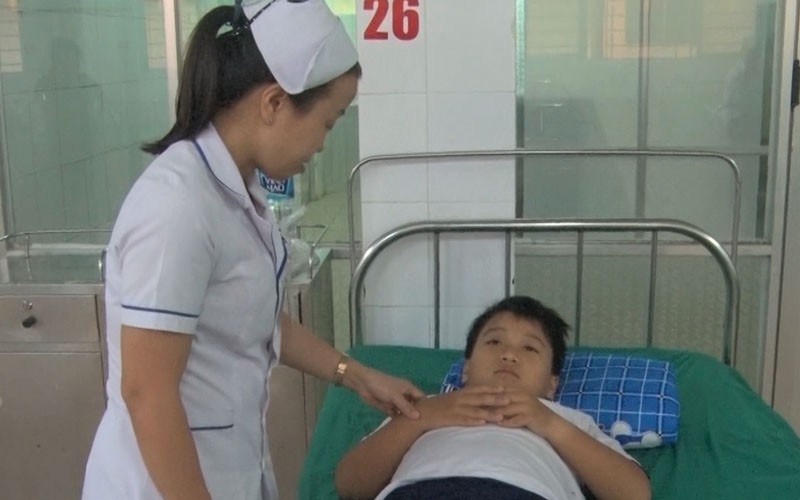 Học sinh bị ong vò vẽ chịch điều trị tại Trung tâm y tế huyện Thống Nhất.
