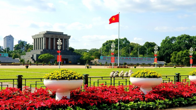 Quảng trường Ba Đình đỏ thắm sắc hoa trước thềm Đại hội đại biểu lần thứ XVII Đảng bộ Thành phố Hà Nội.
