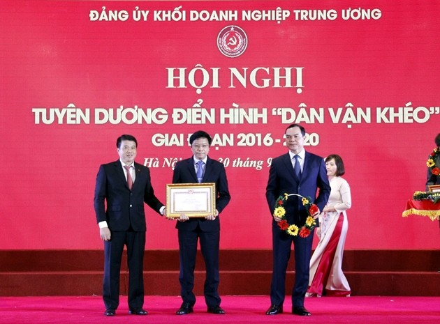 Đồng chí Phó Bí thư Trần Đức Sơn nhận khen thưởng Đảng bộ PV GAS do Đảng ủy Khối Doanh nghiệp Trung ương trao tặng.