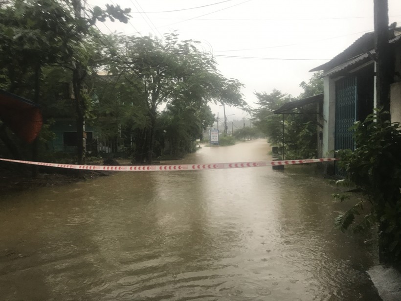 Tuyến đường DH2 đoạn đi qua thôn Thạch Nham Tây (xã Hòa Nhơn, huyện Hòa Vang, TP Đà Nẵng) đã bị ngập lụt vào sáng 8/10.