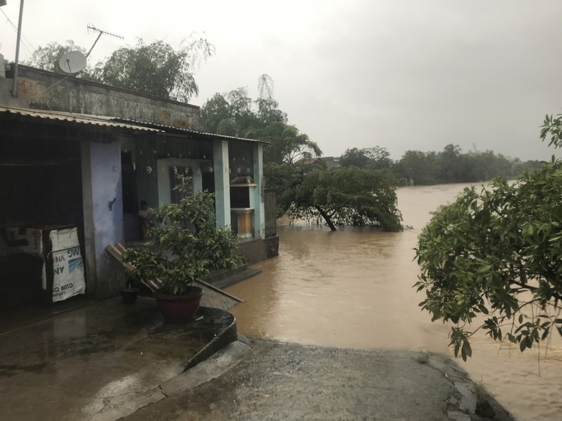Nước sông Túy Loan (huyện Hòa Vang) dâng lên sát nhà dân.