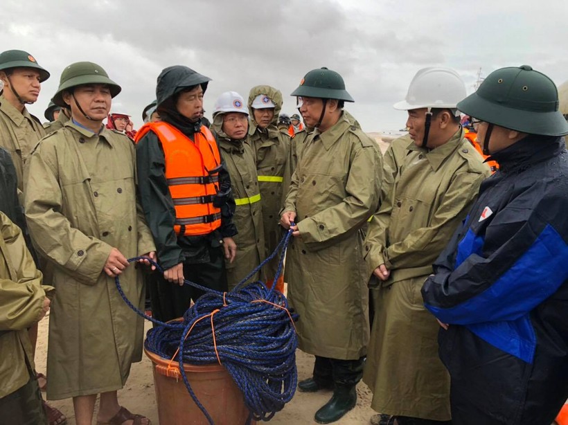 Lãnh đạo tỉnh Quảng Trị trực tiếp chỉ huy công tác cứu hộ tàu gặp nạn. Ảnh: VGP/Minh Trang.
