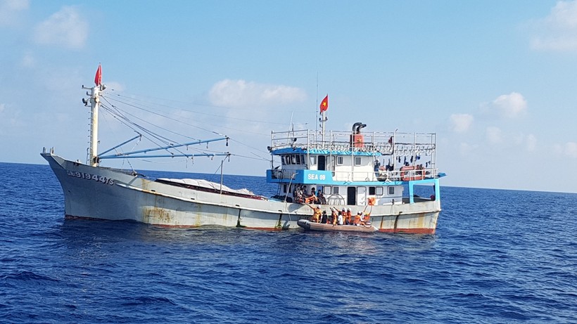 Ngư dân được đưa lên bờ cấp cứu. Ảnh: UBND quận Sơn Trà. 