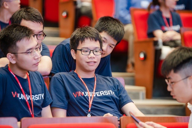 Nguyễn Duy Minh (giữa) từng sẵn sàng “xách vali lên và đi du học”, nhưng kế hoạch đã rẽ hướng mới khi ứng tuyển vào VinUni và nhận học bổng toàn phần chuyên ngành Khoa học Máy tính