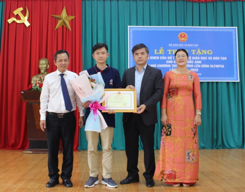 Ông Bùi Văn Linh trao Bằng khen cho em Quốc Anh tại trường THPT Ngô Gia Tự.