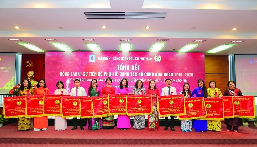 Ban nữ công PV GAS nhận khen thưởng 10 năm phong trào nữ công của Công đoàn DKVN