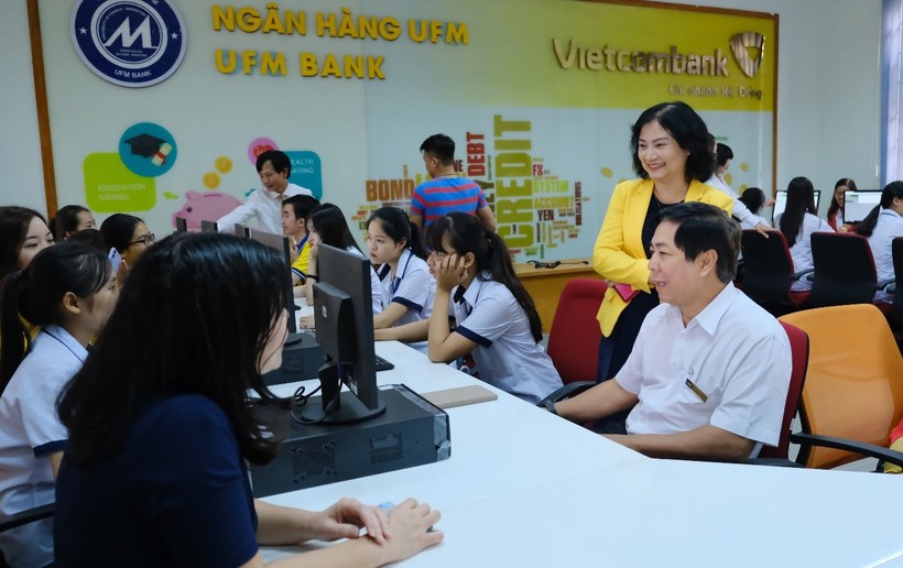 SV Khoa Tài chính - Ngân hàng Trường ĐH Tài chính - Marketing thực học, làm trong ngân hàng mô phỏng do Vietcombank tài trợ.