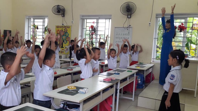 Ninh Bình đã đạt phổ cập giáo dục tiểu học mức độ 3 (GV và HS Trường Tiểu học Ninh Thắng, huyện Hoa Lư, Ninh Bình). 	Ảnh: NTCC
