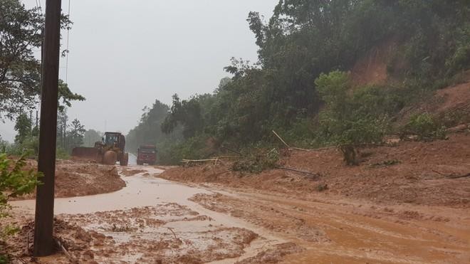 Đất ở miền núi Quảng Trị sau nhiều ngày mưa đã no nước, rất dễ xảy ra sạt lở (Trong ảnh là sạt lở nghiêm trọng trên tuyến QL 9 sáng 17/10. Ảnh: Nguyễn Phúc/Thanh niên).