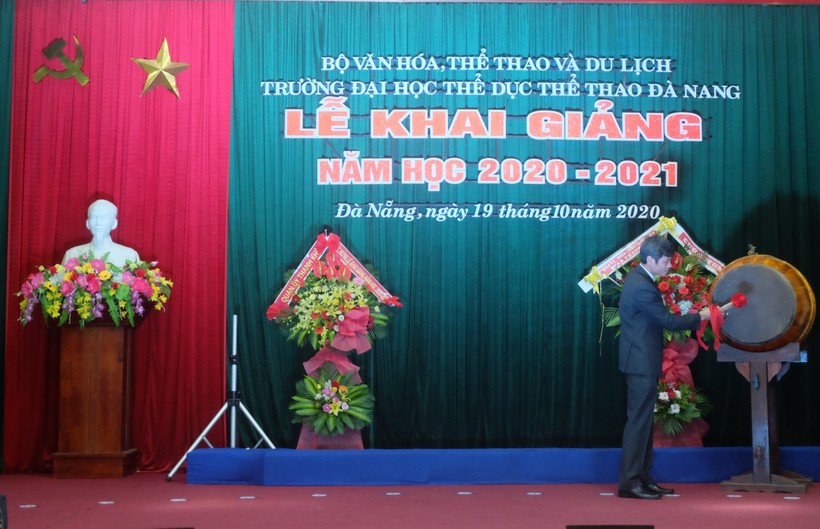 PGS.TS Phan Thanh Hài – Hiệu trưởng Trường Đại học TDTT Đà Nẵng đánh trống Khai giảng năm học 2020-2021.
