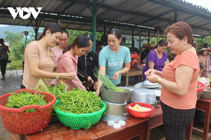 Phụ nữ xã Phong Xuân, huyện Phong Điền, tỉnh Thừa Thiên Huế mang gà vịt đến nấu ăn phục vụ đoàn cứu nạn vụ sạt lở thủy điện Rào Trăng 3.