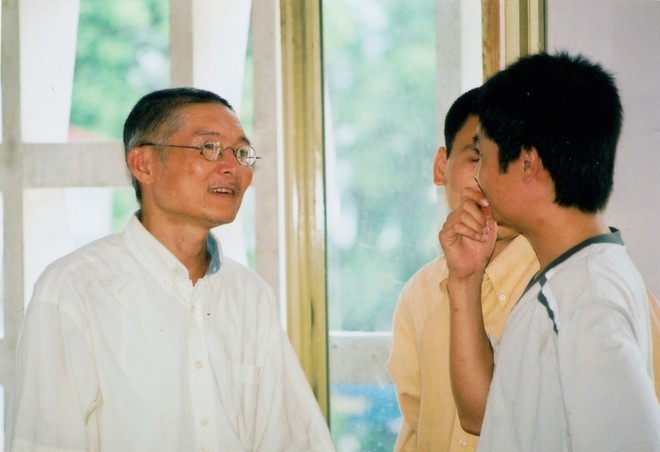 Đạo diễn Hồ Quang Minh trò chuyện với những người làm phim trẻ. 