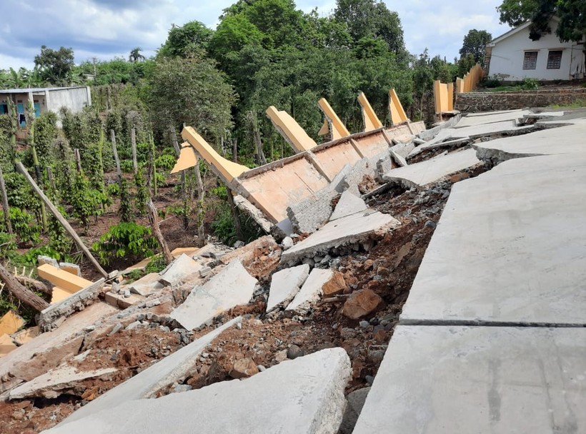 Công trình thi công tại trường THPT Quang Trung chưa nghiệm thu đã đổ sập.