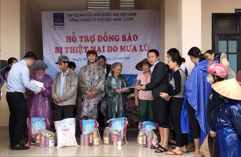 Đoàn Công đoàn PV GAS tới cứu trợ ở 4 xã của Thừa Thiên - Huế