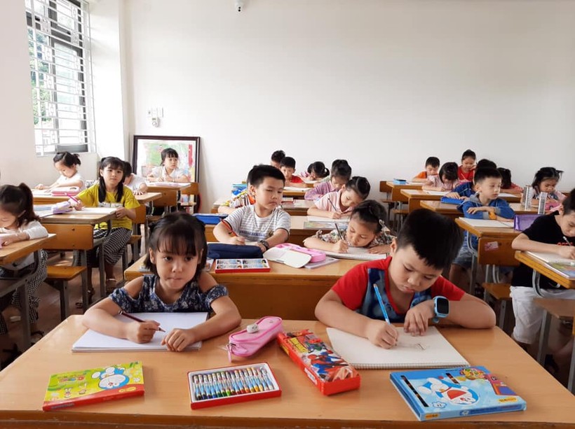 Tại Trường Tiểu học Nguyễn Du (Lào Cai), HS lớp 1 được GV tạo tâm lý vui vẻ và hào hứng trong học tập. 	Ảnh:  NTCC