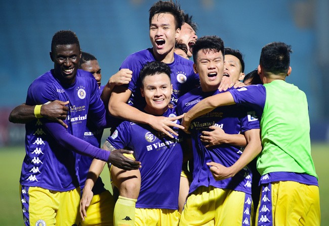 Quang Hải và các đồng đội ăn mừng bàn thắng ấn định tỷ số 2-1 cho Hà Nội FC trước Becamex Bình Dương. (Ảnh: VPF). -1