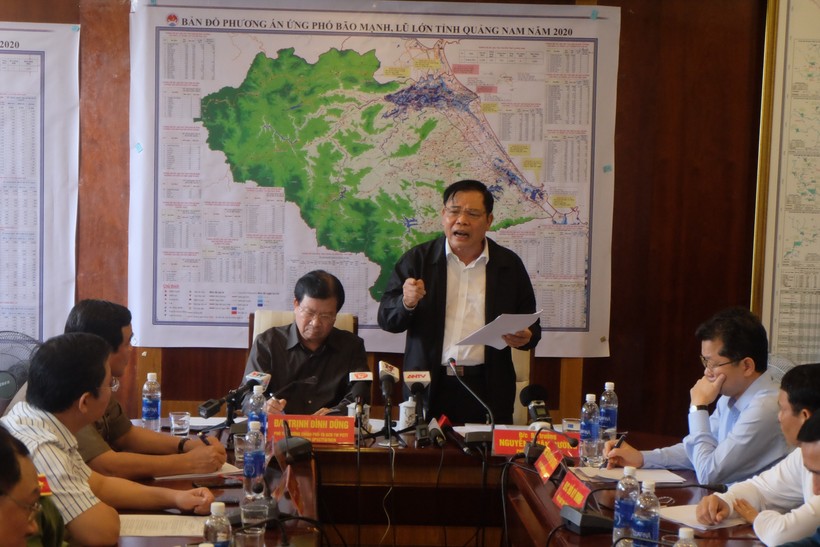 Bộ trưởng Bộ NN&PTNT Nguyễn Xuân Cường phát biểu tại cuộc họp ở Sở chỉ huy tiền phương đặt tại Đà Nẵng. 