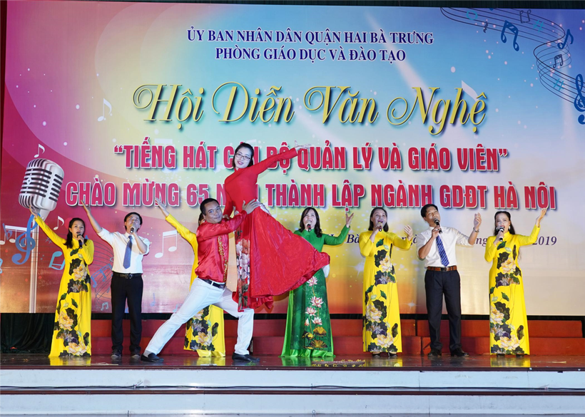 Hiệu trưởng Nguyễn Thị Tuyết Minh (thứ 4 từ phải sang) cùng giáo viên tham gia hội diễn văn nghệ.