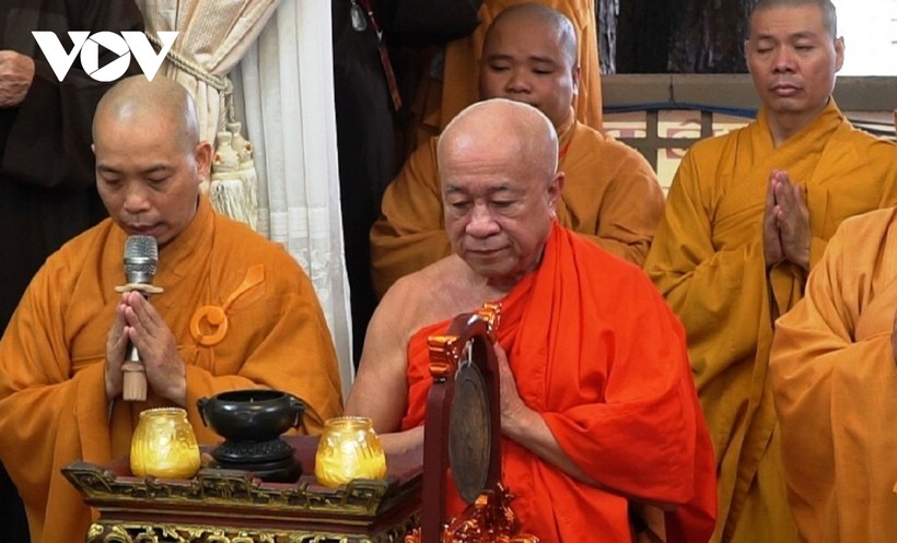 Hòa thượng Thích Thiện Chiếu (giữa) được phục hồi chức vụ trụ trì chùa Kỳ Quang 2
