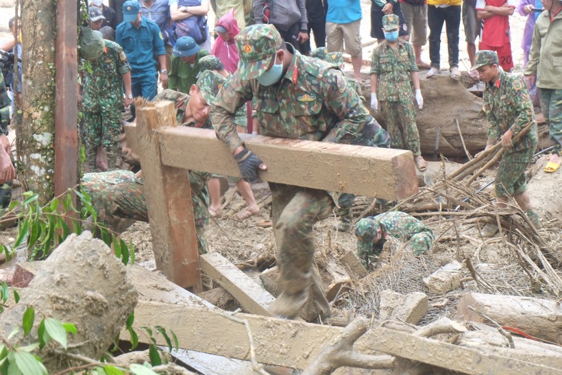 Lực lượng bộ đội đang tìm kiếm người bị mất tích ở thôn 1, xã Trà Leng.  