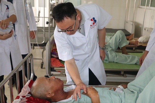 Chuyên gia Bệnh viện K thăm khám cho bệnh nhân tại Khoa Xạ Tổng hợp tại BV Ung bướu Nghệ An.