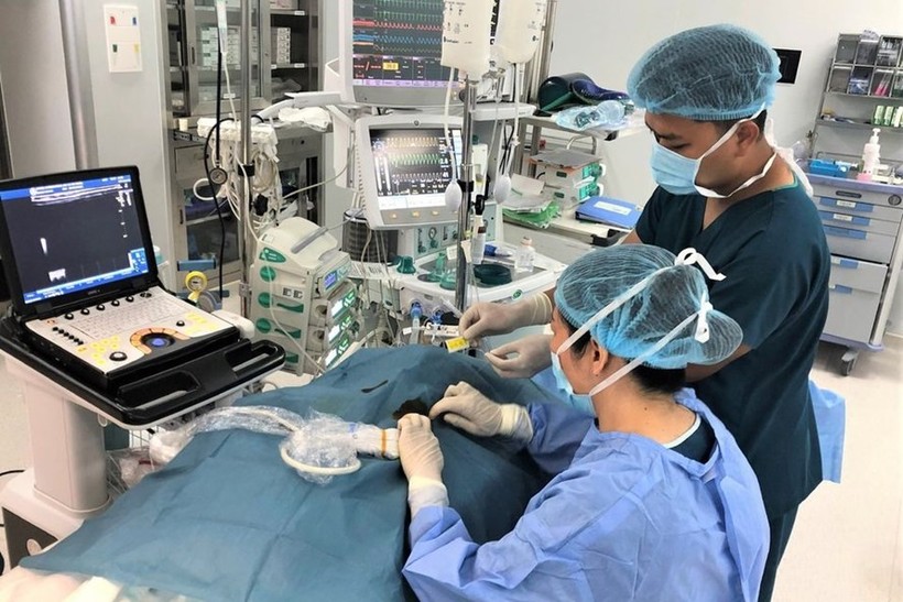 Vinmec là bệnh viện đầu tiên trên thế giới áp dụng và nghiên cứu về hiệu quả của kỹ thuật gây tê mặt phẳng cơ dựng sống kiểm soát các cơn đau do mổ tim. Ảnh: Vin.
