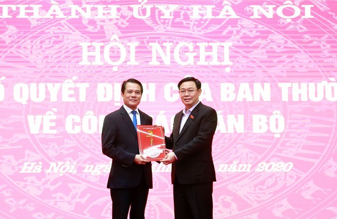 Bí thư Thành ủy Hà Nội Vương Đình Huệ trao quyết định cho ông Hoàng Trọng Quyết, Chủ nhiệm UBKT Thành ủy nhiệm kỳ 2020-2025