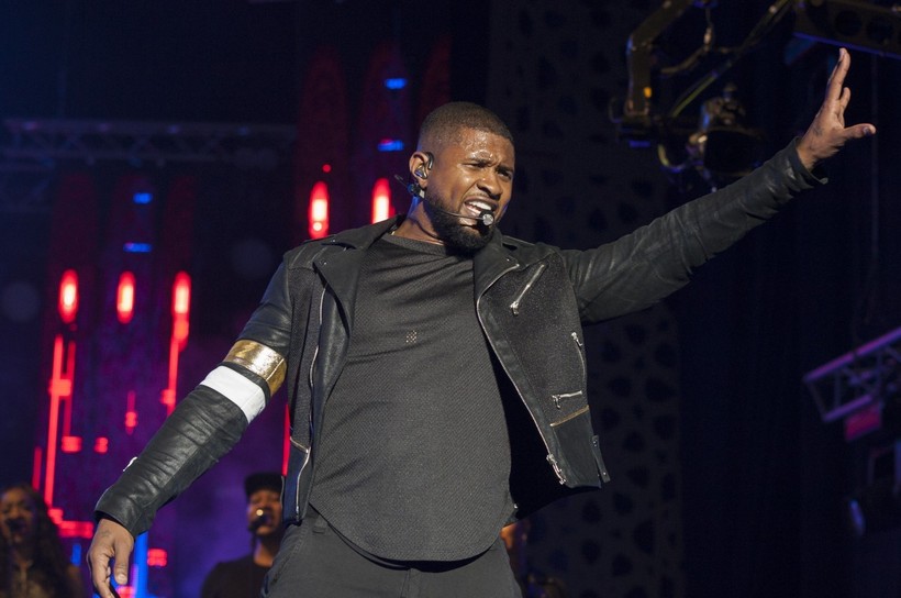 Nam ca sĩ Usher biểu diễn sôi nổi trên sân khấu.