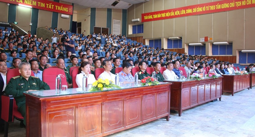 Đại biểu tham dự Lễ hưởng ứng Ngày Pháp luật Việt Nam 09/11 và tổng kết Cuôc thi trực tuyến  tìm hiểu pháp luật năm 2020