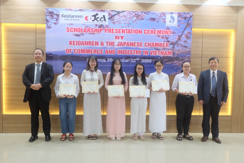 Đại diện Keidanren và JCCI (ngoài cùng bìa trái), trao học bổng cho các sinh viên Đại học Đà Nẵng.