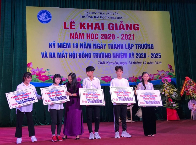 Sinh viên Ma Thị Phương (đứng thư 2 từ trái sang) nhận học bổng toàn khóa củaTrường Đại học Khoa học trao tặng
