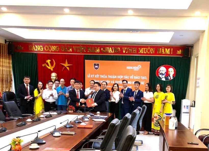 Lãnh đạo Khoa Quốc tế ký kết với lãnh đạo của Công ty Hừng Đông