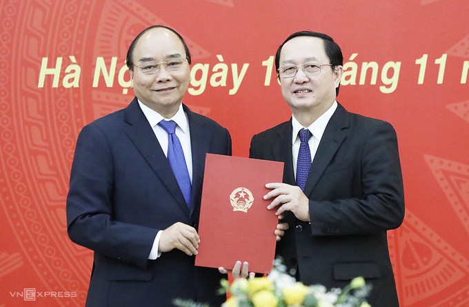 Thủ tướng Nguyễn Xuân Phúc trao Quyết định của Chủ tịch nước bổ nhiệm ông Huỳnh Thành Đạt. Ảnh: Ngọc Thành.