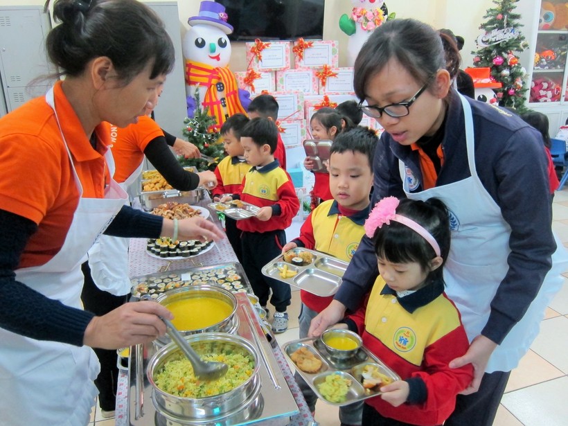 Trường Mầm non B Hà Nội trải nghiệm với bữa ăn tự chọn.	Ảnh: NTCC