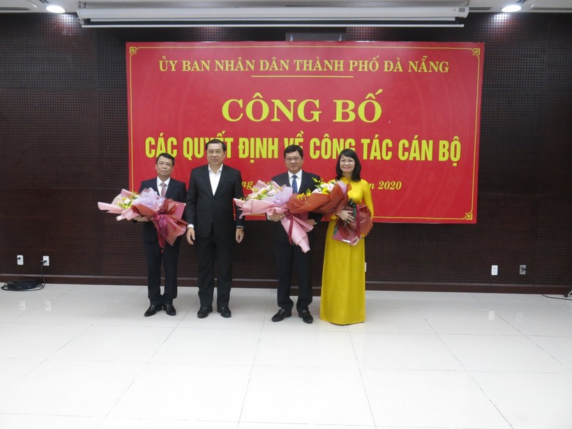 Ông Huỳnh Đức Thơ – Chủ tịch UBND TP Đà Nẵng trao quyết định bổ nhiệm cho bà Trần Thị Thanh Tâm (ngoài cùng bìa phải). Ông Trần Phước Sơn (thứ 2, phải sang) và Lê Tùng Lâm (ngoài cùng bìa trái). 