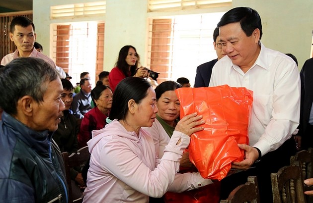 Đồng chí Nguyễn Xuân Thắng, Bí thư Trung ương Đảng, Giám đốc Học viện Chính trị quốc gia Hồ Chí Minh thăm hỏi và tặng quà đồng bào miền Trung.