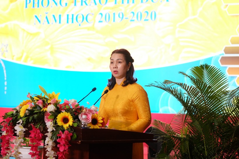 Bà Lữ Thị Kim Hoa  - Trưởng phòng GD&ĐT quận Liên Chiểu (TP Đà Nẵng) phát biểu tại buổi lễ.