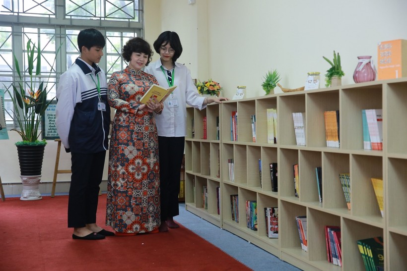 Cô và trò Trường THPT Hoàng Cầu (Hà Nội) trong thư viện nhà trường.