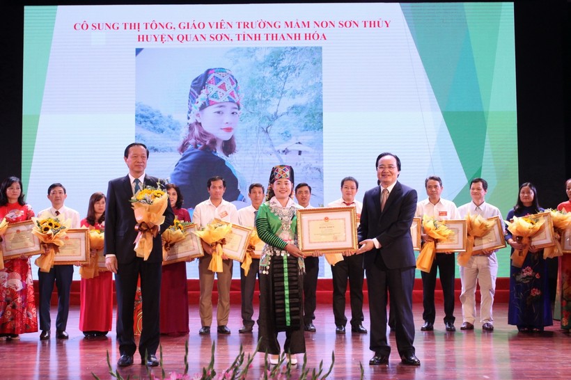 Cô Sung Thị Tông nhận bằng khen của Bộ trưởng Bộ GD&ĐT Phùng Xuân Nhạ tại Đại hội thi đua yêu nước ngành Giáo dục năm 2020.