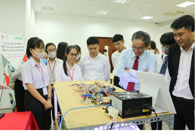 NGND.PGS.TS Hồ Thanh Phong, TS Nguyễn Văn Thành bên mô hình logistics của sinh viên HIU.
