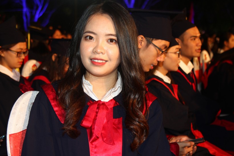 Nghiêm Thị Thùy Linh trong lễ vinh danh học sinh, sinh viên xuất sắc tiêu biểu TP Hải Phòng năm 2020. 
Ảnh: Nguyễn Dịu